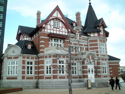 1902(明治35)年、ロシア帝国が中国の大連市に建てたドイツ風建築物を、北九州市・大連市友好都市締結15周年を記念して複製建築したもの。