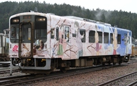 NT200形「花咲くいろは」ラッピング車両