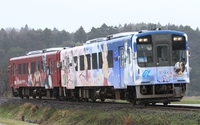 NT200形「花咲くいろは」+「永井豪キャラクター」列車
