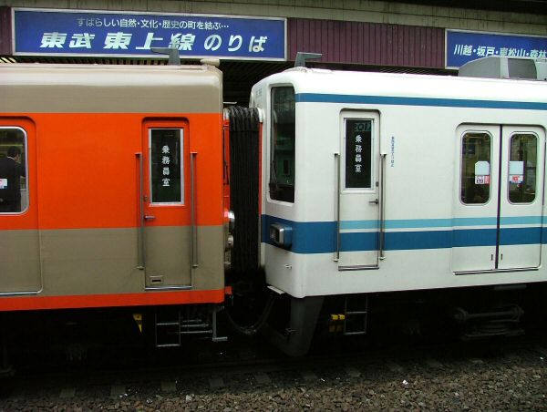 東武8000系旧塗装、運行中