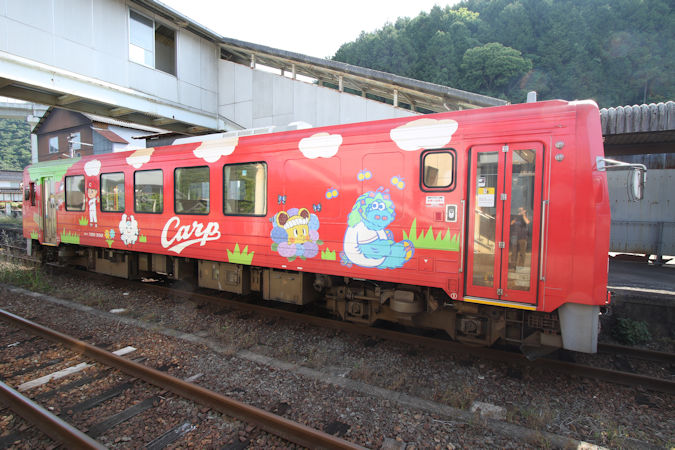 キハ120形広島カープラッピング運転中