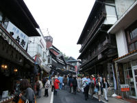 新勝寺前の古い町並み