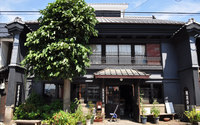 萬屋骨董店店舗兼主屋（旧小諸銀行）