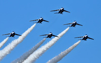 Ｔ－４ Blue Impulse　デルタ隊形